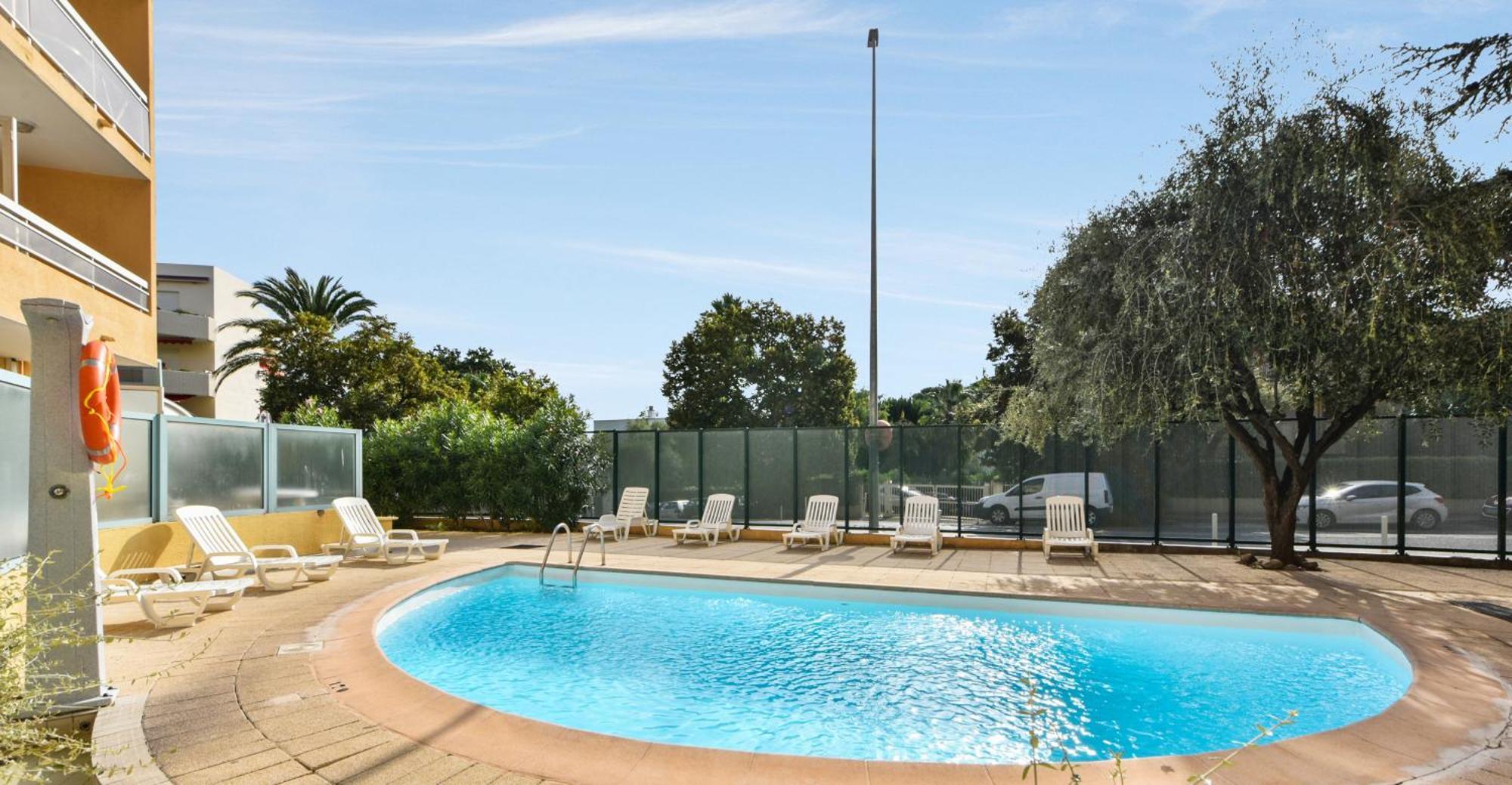 Residence Pierre & Vacances La Rostagne Жуан-Ле-Пин Екстериор снимка